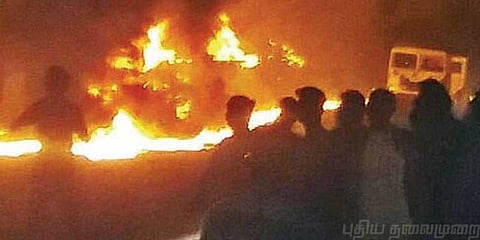 ஹீரோவாக மாறிய டிரைவர்: தீப்பிடித்த பெட்ரோல் டேங்கர் லாரி!