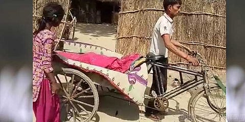 அப்பாவின் சடலத்தை 8 கி.மீ தூரம் ரிக்ஷாவில் இழுத்துச் சென்ற குழந்தைகள்..!