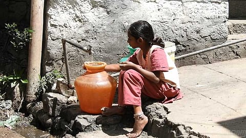 குடிநீர் குழாய் அமைக்காமல் பணத்தை சுருட்டிவிட்டார்களா? மக்கள் சந்தேகம்!