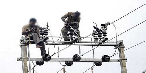 அதிகாரிகளின் அலட்சியத்தால் மின்சாரம் தாக்கி ஊழியர் பலி!