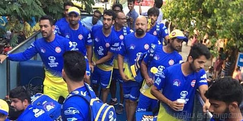 திறந்த பஸ்சில் சென்னையை ரசித்த விசில் போடு ஆர்மி!