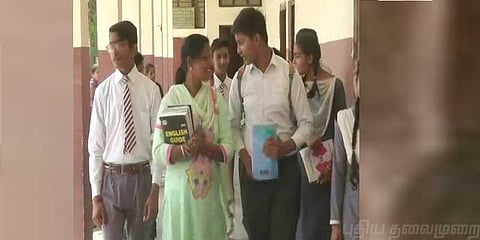 மகனுடன் தேர்வு எழுதும் அம்மா: பஞ்சாபில் ஒரு அம்மா கணக்கு