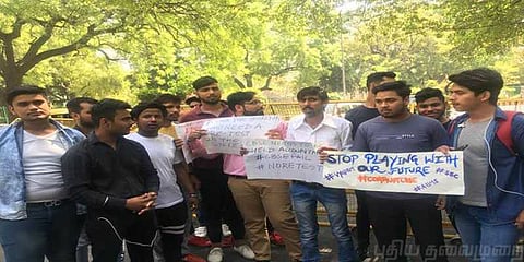 எல்லா பாடங்களுக்கும் மறுதேர்வு வையுங்கள்: சிபிஎஸ்இ மாணவர்கள் போராட்டம்