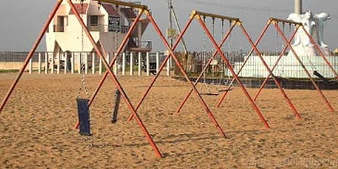 ஆட்சியரை மறித்து விளையாட்டு மைதானம் கேட்ட மக்கள்!