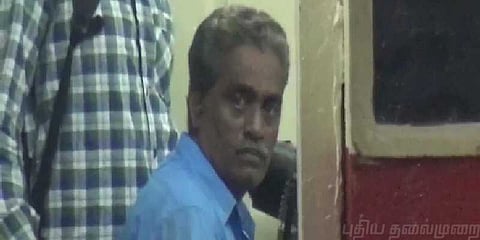 முன்னாள் கவுன்சிலர் -பேருந்து ஓட்டுநர் நடுரோட்டில் அடிதடி: பொதுமக்கள் அவதி