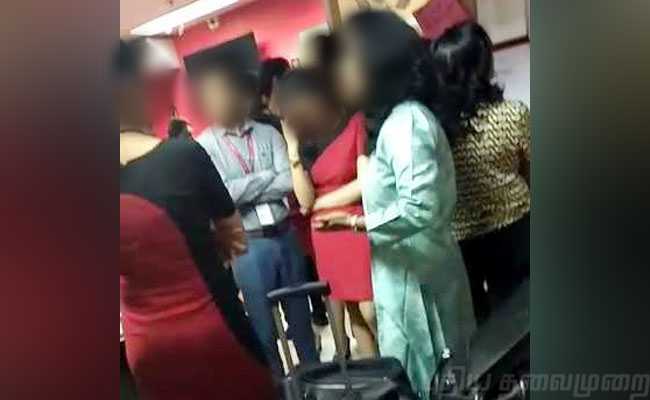 ஆடைகளை களைந்து சோதனை செய்வதா? ஸ்பைஸ்ஜெட் பணிபெண்கள் எதிர்ப்பு!