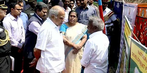 திருவள்ளூரில் ஆளுநர் பன்வாரிலால் ஆய்வு - திமுகவினர் கருப்புக் கொடி காட்டி எதிர்ப்பு