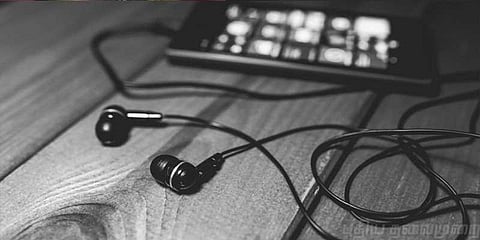 110 கோடி இளைஞர்களின் செவித்திறன் பாதிப்பு: காரணம் ஹெட்போன்?