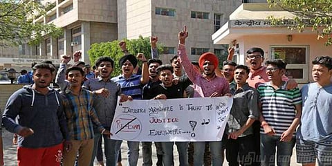 சிபிஎஸ்இ மறுத்தேர்வை எதிர்த்து உச்சநீதிமன்றத்தில் மனு