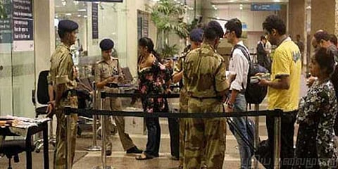 விமான நிலையம் முற்றுகையா? குவிந்த காவல்துறையினர்!