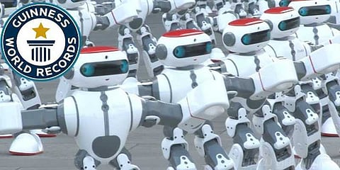 1300 ரோபோக்கள் ஒன்றாக நடனமாடி கின்னஸ் சாதனை - வீடியோ