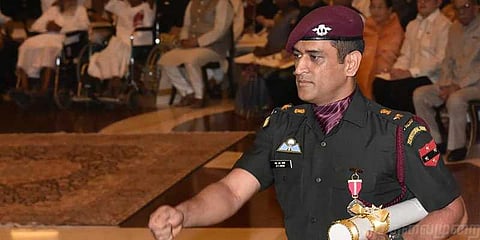 ராணுவ வீரராகவே மாறிய தோனி - என்ன மிடுக்கான நடை..! வீடியோ