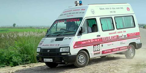 ஆம்புலன்ஸுக்கு மறுப்பு: தந்தையை மருத்துவமனைக்கு தோளில் தூக்கிச் சென்ற மகன்!