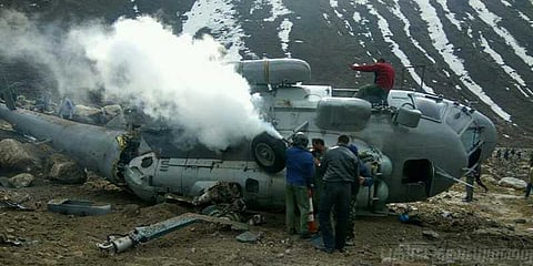 இறங்கும்போது கவிழ்ந்தது விமானப்படை ஹெலிகாப்டர்: 6 பேர் காயம்!