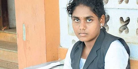 குருமூர்த்தி வீட்டை முற்றுகையிட முயன்ற நந்தினி கைது