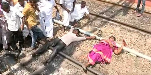 சேலத்தில் ரயில் மீது கல்வீசி தாக்குதல்