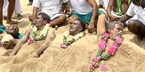 காவிரி ஆற்று மணலில் புதைந்து விவசாயிகள் போராட்டம்