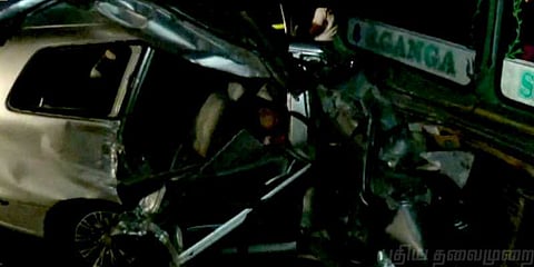 கார்- லாரி நேருக்கு நேர் மோதல்: 7 பேர் பலி