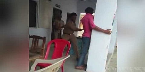 பாலியல் வன்கொடுமை செய்தவரை பெல்ட்டால் விளாசிய எஸ்.ஐ: வைரலாகும் வீடியோ!