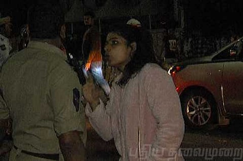 போலீசிடம் மல்லுகட்டும் போதைப் பெண்: வைரலாகும் வீடியோ!