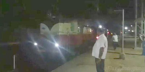 இன்ஜின் இல்லாமல் 10 கிமீ சென்ற ரயில்: பயணிகள் அதிர்ச்சி