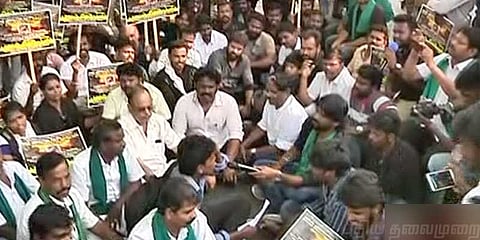 ‘ஐபிஎல் போட்டியை தடை செய்’: பாரதிராஜா நடுரோட்டில் தர்ணா