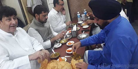 உண்ணாவிரதத்திற்கு முன்பு ‘டிபன்’ சாப்பிட்ட காங். தலைவர்கள் - வைரலாகும் போட்டோ