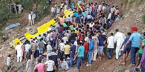 100அடி பள்ளத்தில் பள்ளிப்பேருந்து கவிழ்ந்து விபத்து