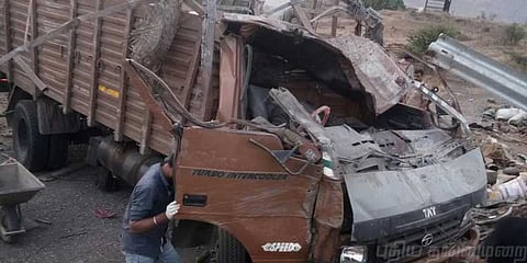 தடுப்புச் சுவரில் மோதி கவிழ்ந்தது லாரி: 17 பேர் பரிதாப பலி!