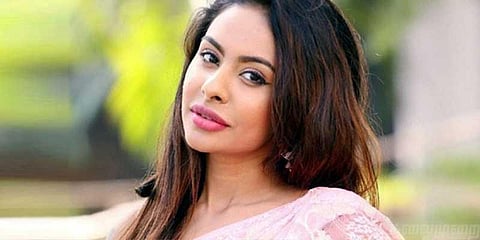 ’வீட்டை காலி பண்ண சொல்றார் ஓனர்’: அரை நிர்வாண நடிகை அப்செட்!