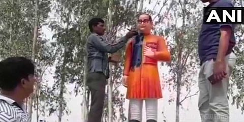 காவி நிறத்தில் அம்பேத்கர் சிலை: சர்ச்சையை அடுத்து மீண்டும் மாற்றம்!