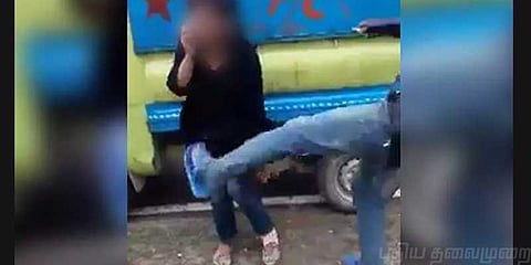 குடிகாரக் கும்பலால் முரட்டுத்தனமாக தாக்கப்படும் இளம் பெண்: வைரல் வீடியோ