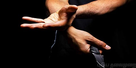 தம்பதியை ஆயுதங்களால் தாக்கி நகைகள் கொள்ளை