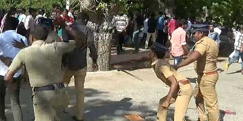 காவிரிக்காக போராடிய மாணவர்கள் மீது போலீசார் தடியடி