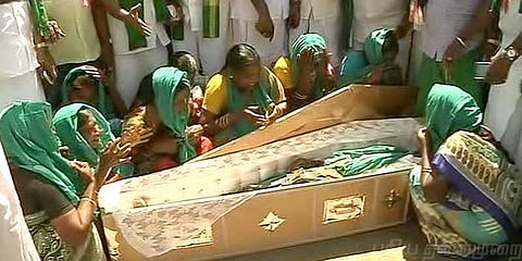 சவப்பெட்டியில் படுத்து விவசாயிகள் ஒப்பாரி போராட்டம்