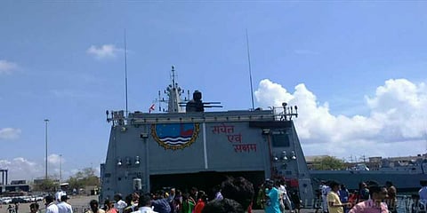 கப்பற்படை கண்காட்சியைக் காண குவியும் மக்கள்