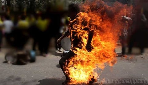 தொடரும் தீக்குளிப்புகள்.. சிக்கித்தவிக்கும் தமிழகம்.. எங்கே தொடங்கியது இந்தக் கலாச்சாரம்?