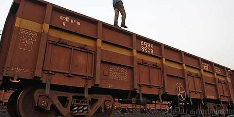 எஞ்சின் இல்லாமல் 2 கி.மீ தூரம் ஓடிய சரக்கு ரயில்