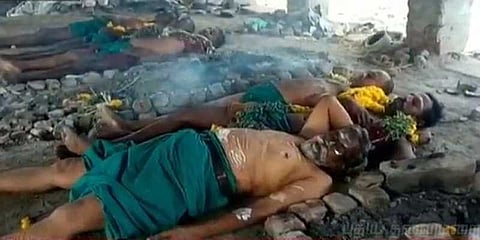 சுடுகாட்டில் சடலம் போல படுத்து விவசாயிகள் நூதனப் போராட்டம்