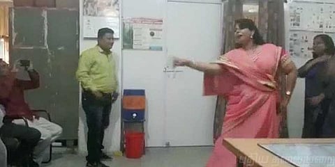 அலுவலக நேரத்தில் திரைப்பாடலுக்கு நடனமாடிய அரசு ஊழியர்கள்