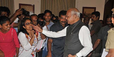 கன்னத்தில் தட்டிய ஆளுநர் - கோபமடைந்த பெண் நிருபர்