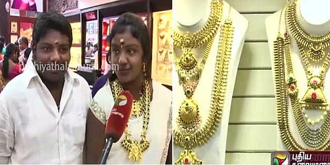 தங்கத்தை மாலைபோல் மாட்டிக் கொண்டு வந்த பெண்