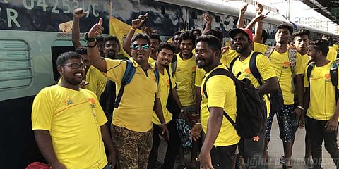 புனேவுக்கு படையெடுக்கும் சென்னை ரசிகர்கள்