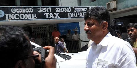 சமூக சேவகரிடம் இத்தனை கோடியா..?: மலைக்க வைக்கும் சொத்துகள்..!