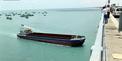 பாம்பனில் தரை தட்டி நின்ற சரக்கு கப்பல்!