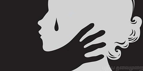 நள்ளிரவில் கொடூரம்: ஆபாச படம் பார்த்து தாயை பாலியல் வன்கொடுமை செய்த மகன்!