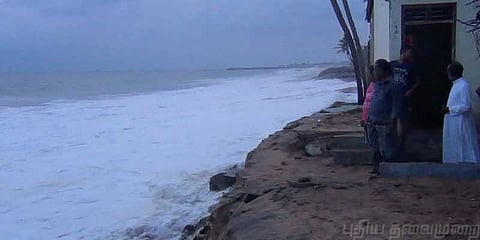 குமரியில் கடல்சீற்றம்: குடியிருப்புகளுக்குள் புகுந்த கடல்நீர்