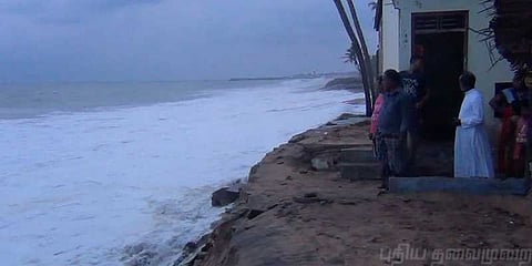 மிரட்டும் கடல்: தவிக்கும் குமரி!