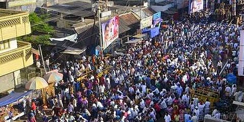 கோயில் திருவிழாவில் இருதரப்பு மோதல் : நொறுக்கப்பட்ட வாகனங்கள்!