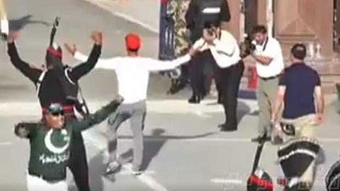 வாகா எல்லையில் இந்திய ராணுவ வீரர்களை அவமதித்த பாக். கிரிக்கெட் வீரர்!